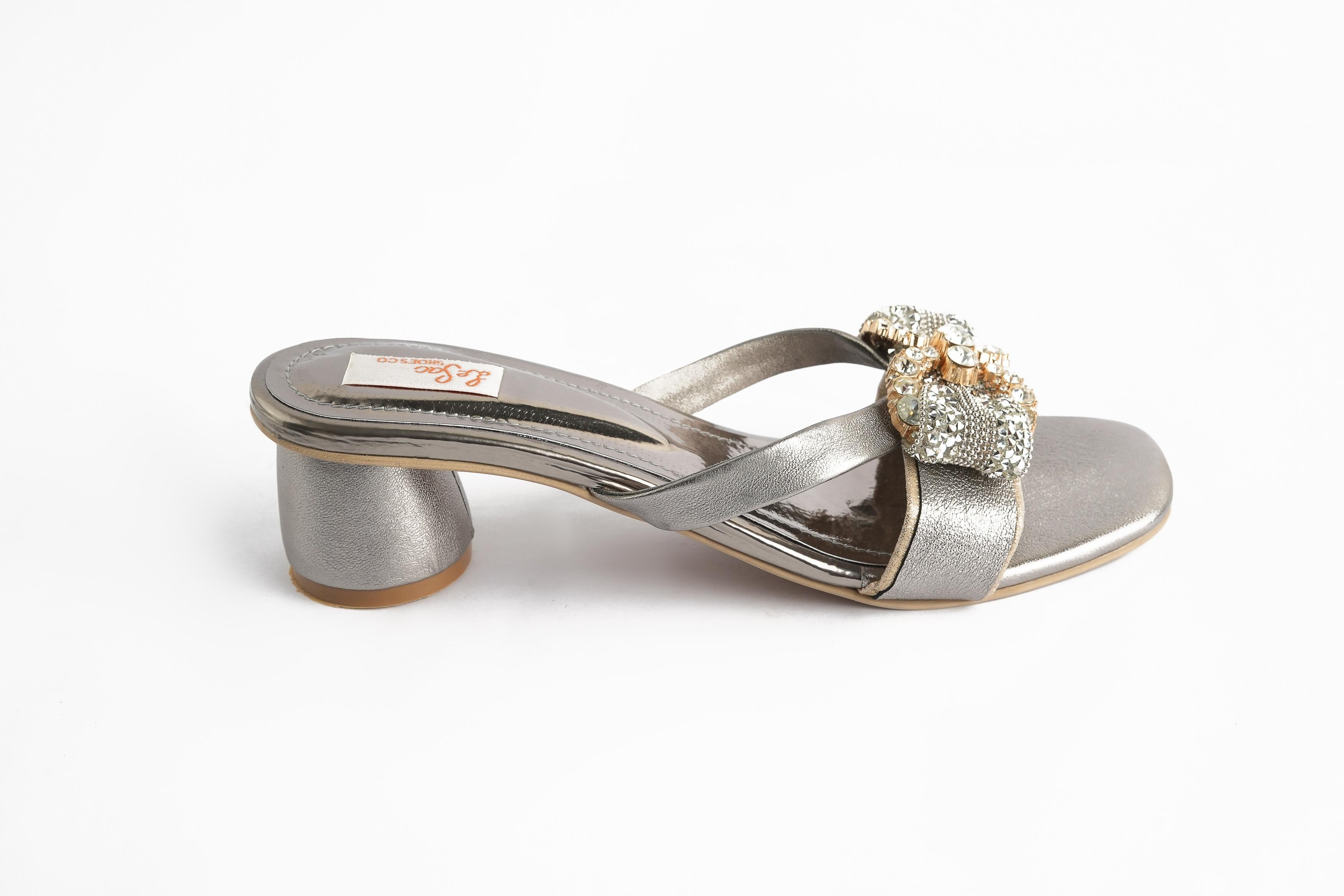 Sophisticated Heeled Sandals with Bow and Pearls